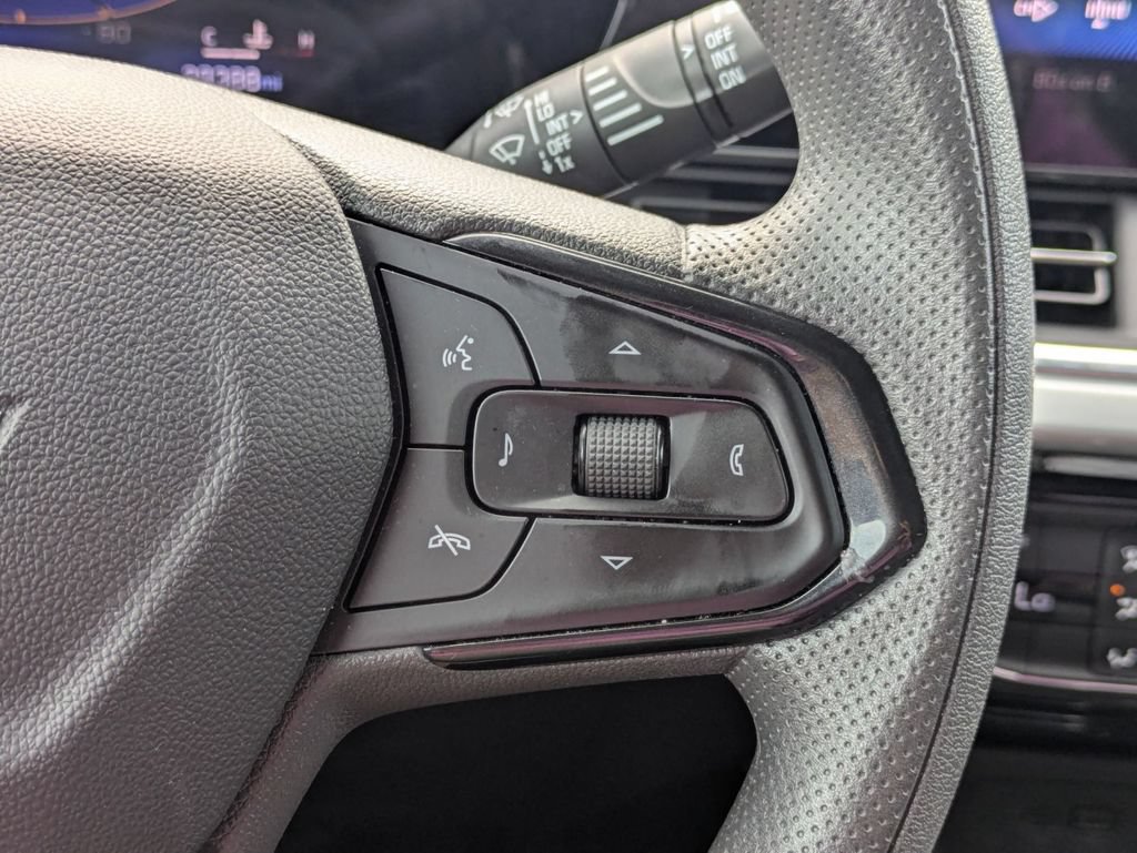 Used 2025 Chevrolet Trax LT FWD image 18