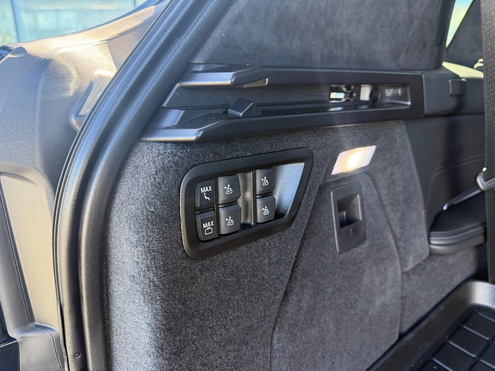 Used 2025 BMW X7 xDrive40i w/ M Sport Package AWD/4WD image 37