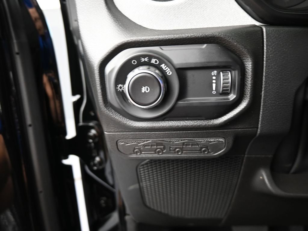 Used 2025 Jeep Wrangler Willys AWD/4WD image 27