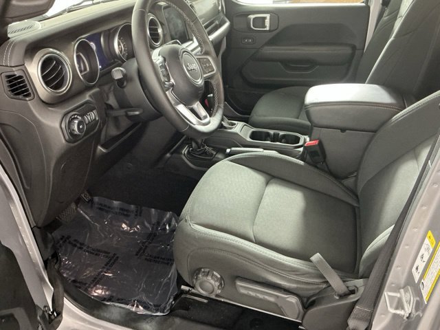 Used 2019 Jeep Wrangler Unlimited Sahara AWD/4WD image 8