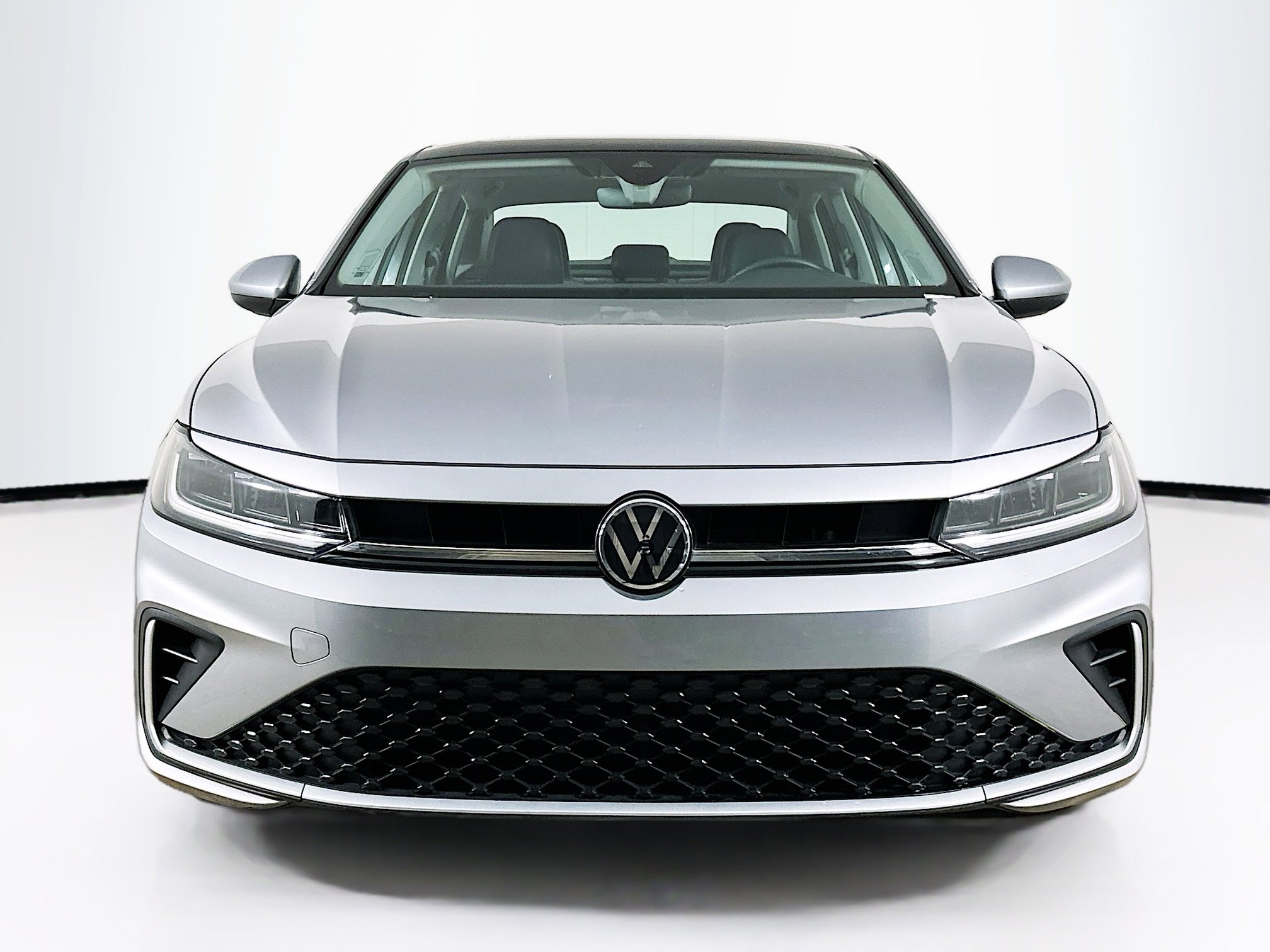 Used 2025 Volkswagen Jetta SE image 2