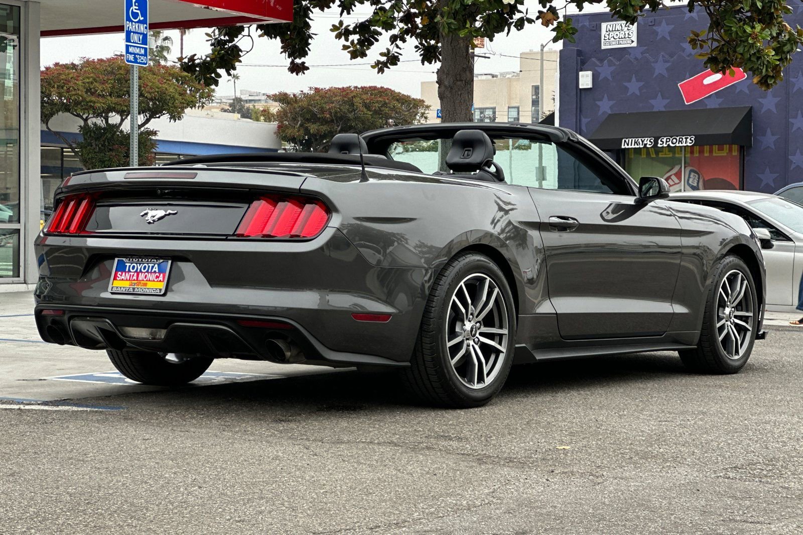 Used 2017 Ford Mustang Premium RWD image 4