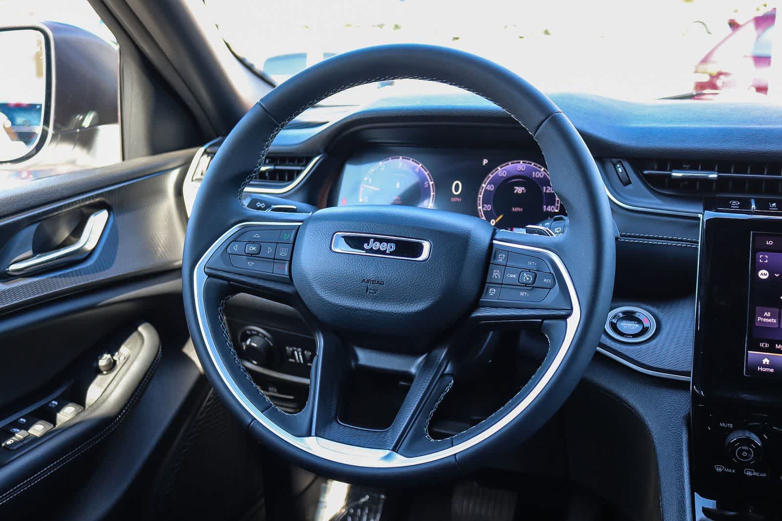 Used 2025 Jeep Grand Cherokee Laredo X RWD image 15