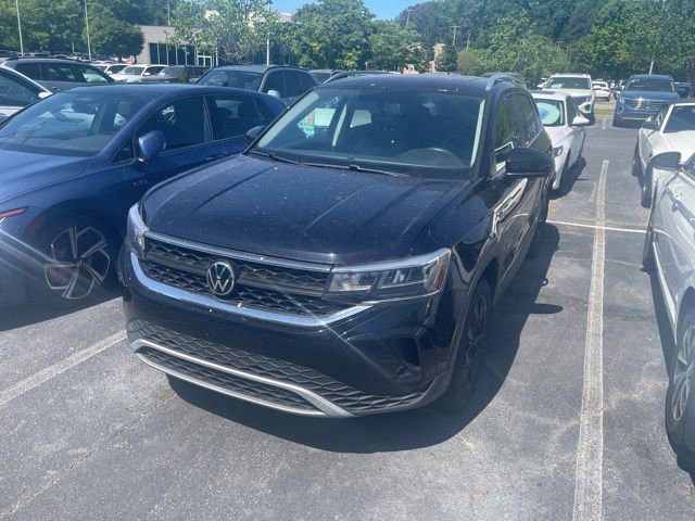 Used 2022 Volkswagen Taos SE w/ Panoramic Sunroof Package image 3