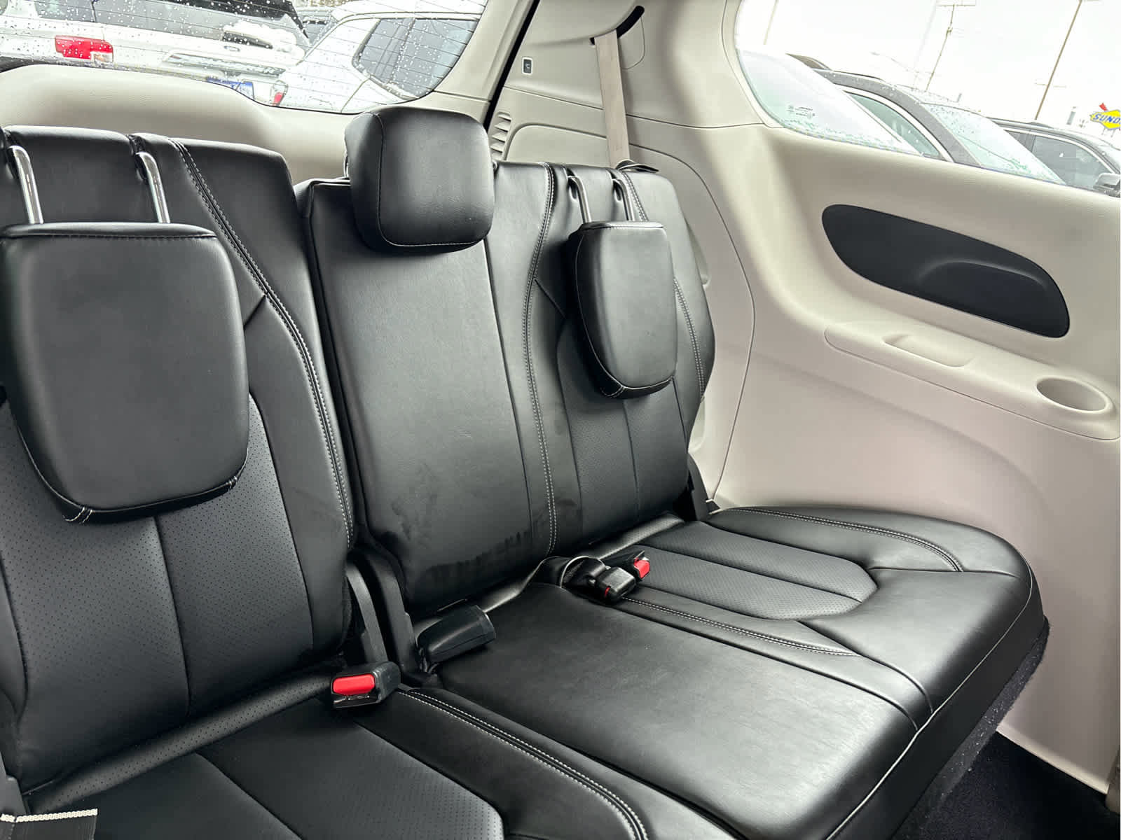 Used 2024 Chrysler Pacifica Touring-L image 27