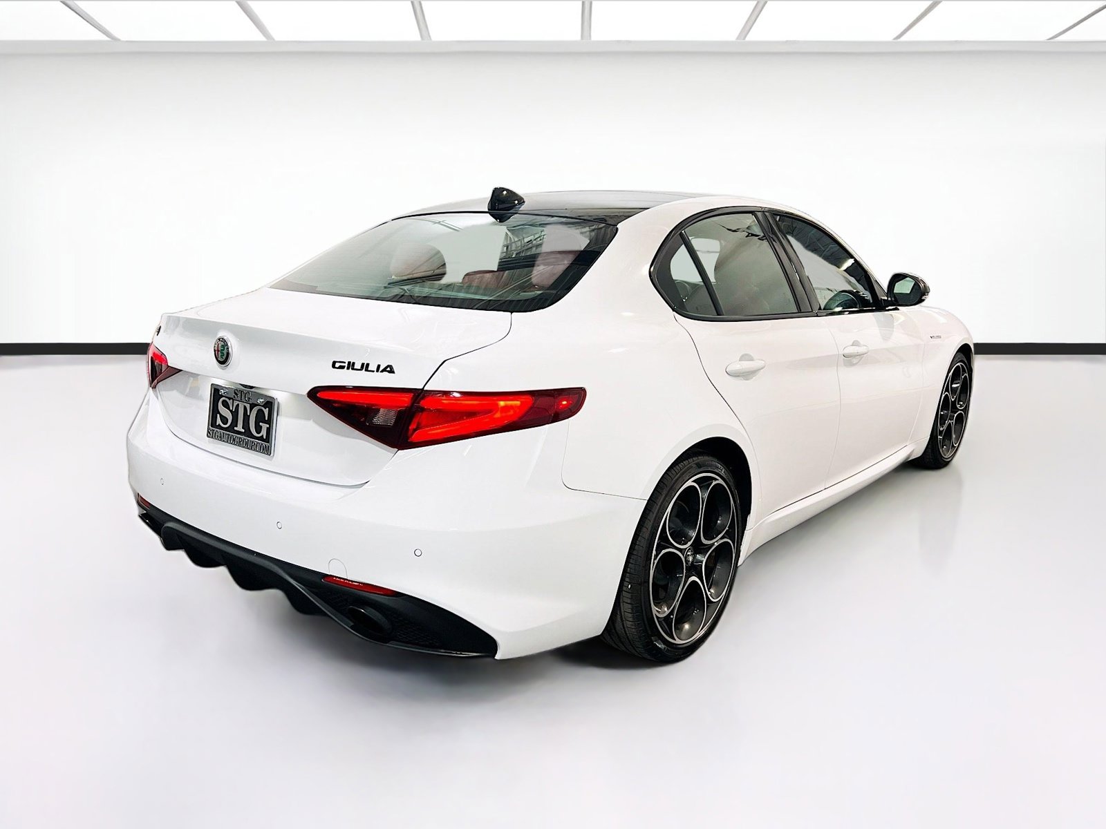 Used 2023 Alfa Romeo Giulia Veloce RWD image 4