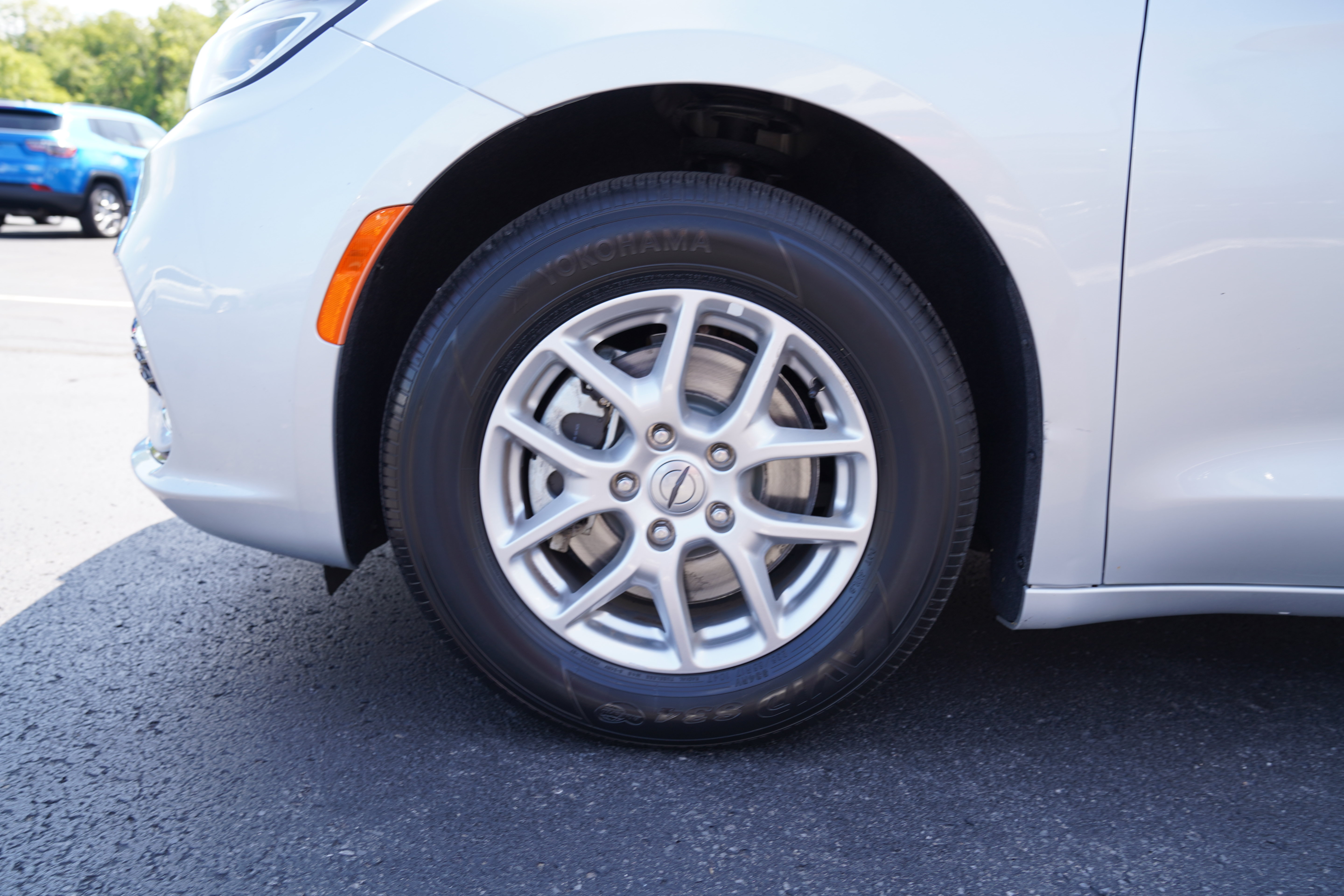 Used 2024 Chrysler Pacifica Touring-L FWD image 16