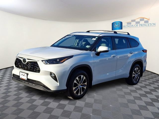 Used 2023 Toyota Highlander XLE image 3