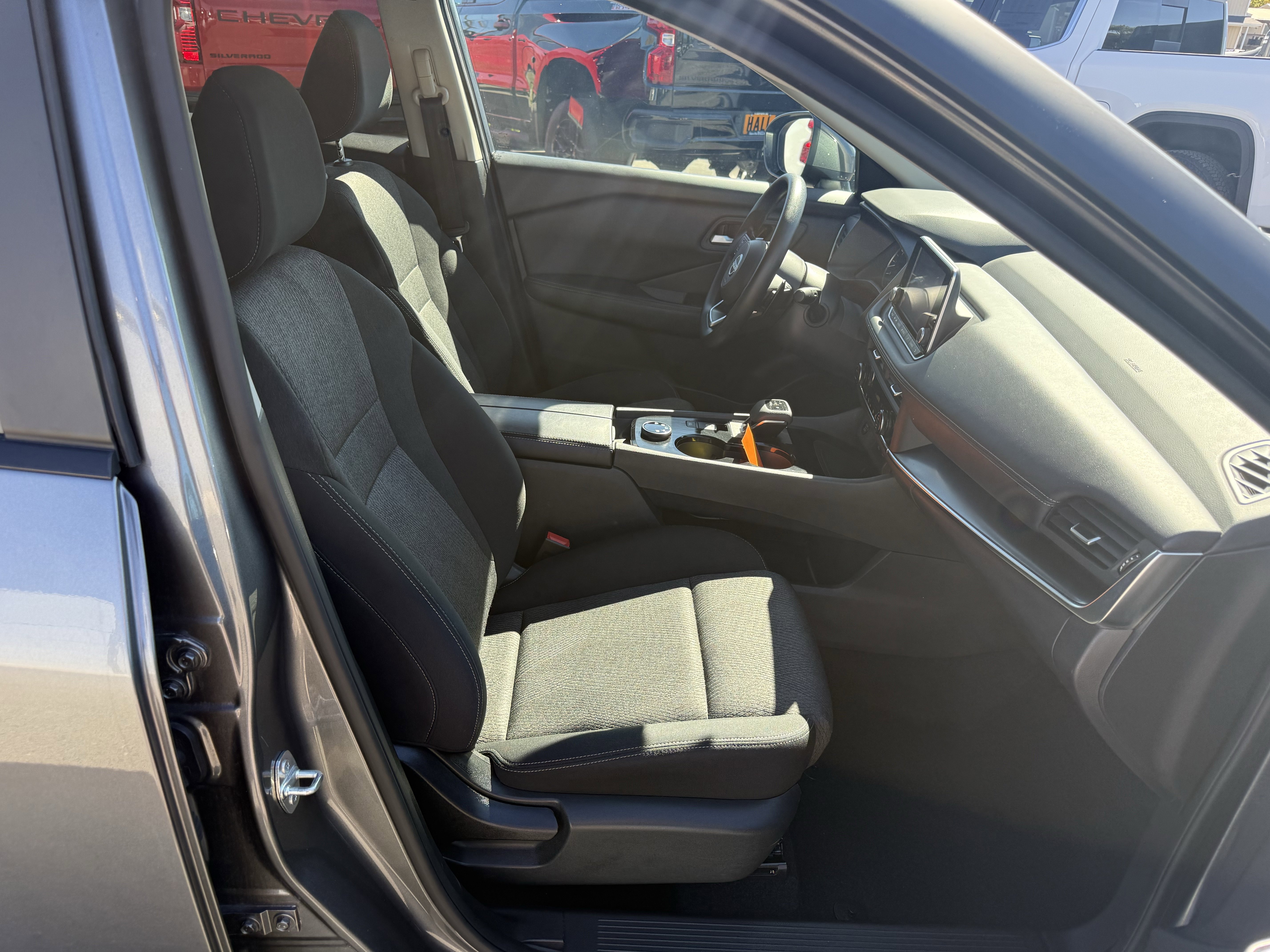 Used 2024 Nissan Rogue SV image 9