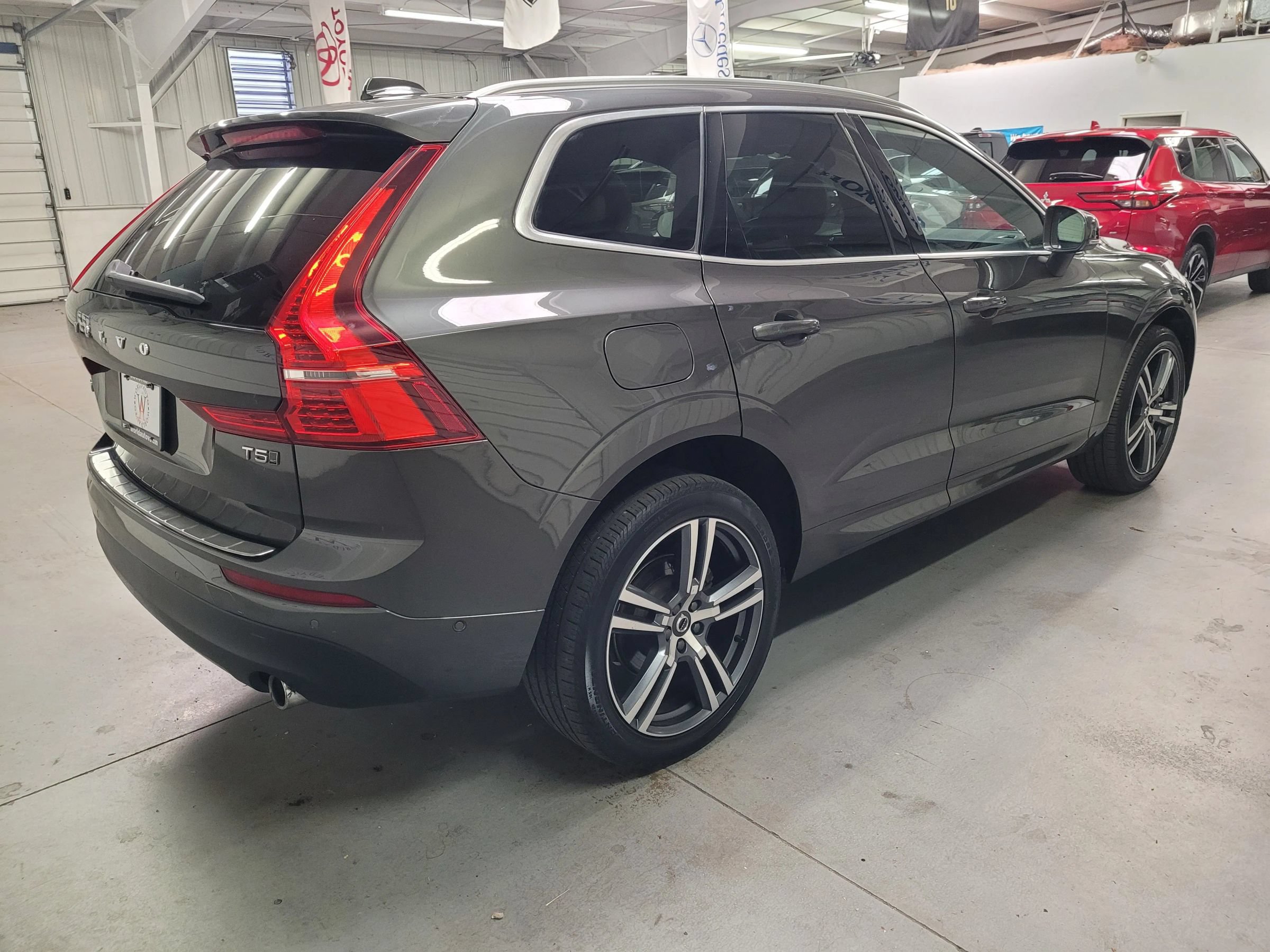 Used 2018 Volvo XC60 T5 Momentum w/ Vision Package AWD/4WD image 8