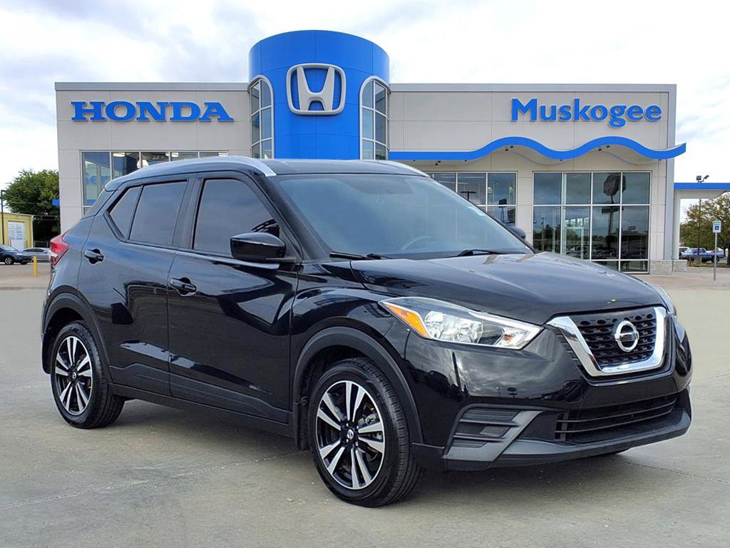 Used 2018 Nissan Kicks SV image 1