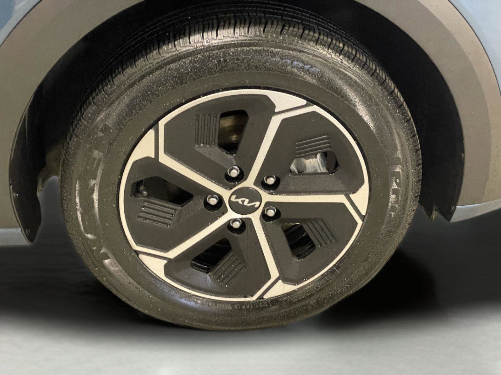 Used 2025 Kia Niro EX image 10