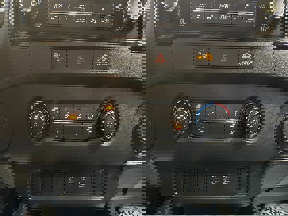 Used 2024 Nissan Frontier SV image 17