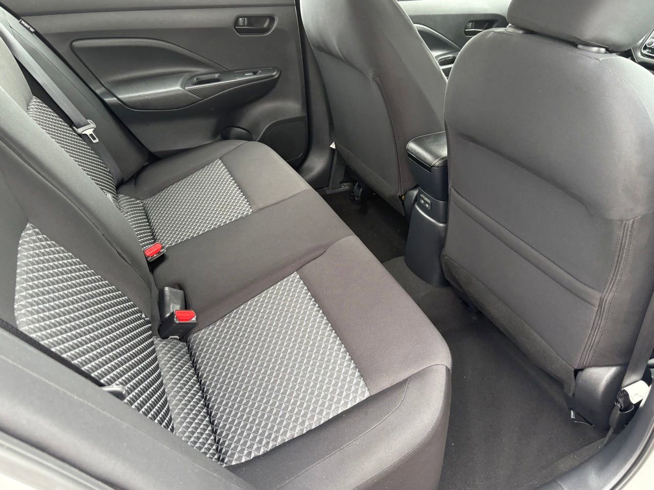 Used 2022 Nissan Versa S FWD image 34