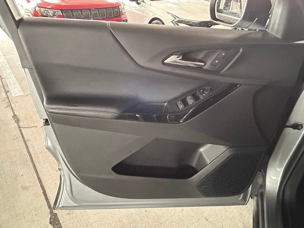 Used 2025 Chevrolet Equinox LT AWD/4WD image 16