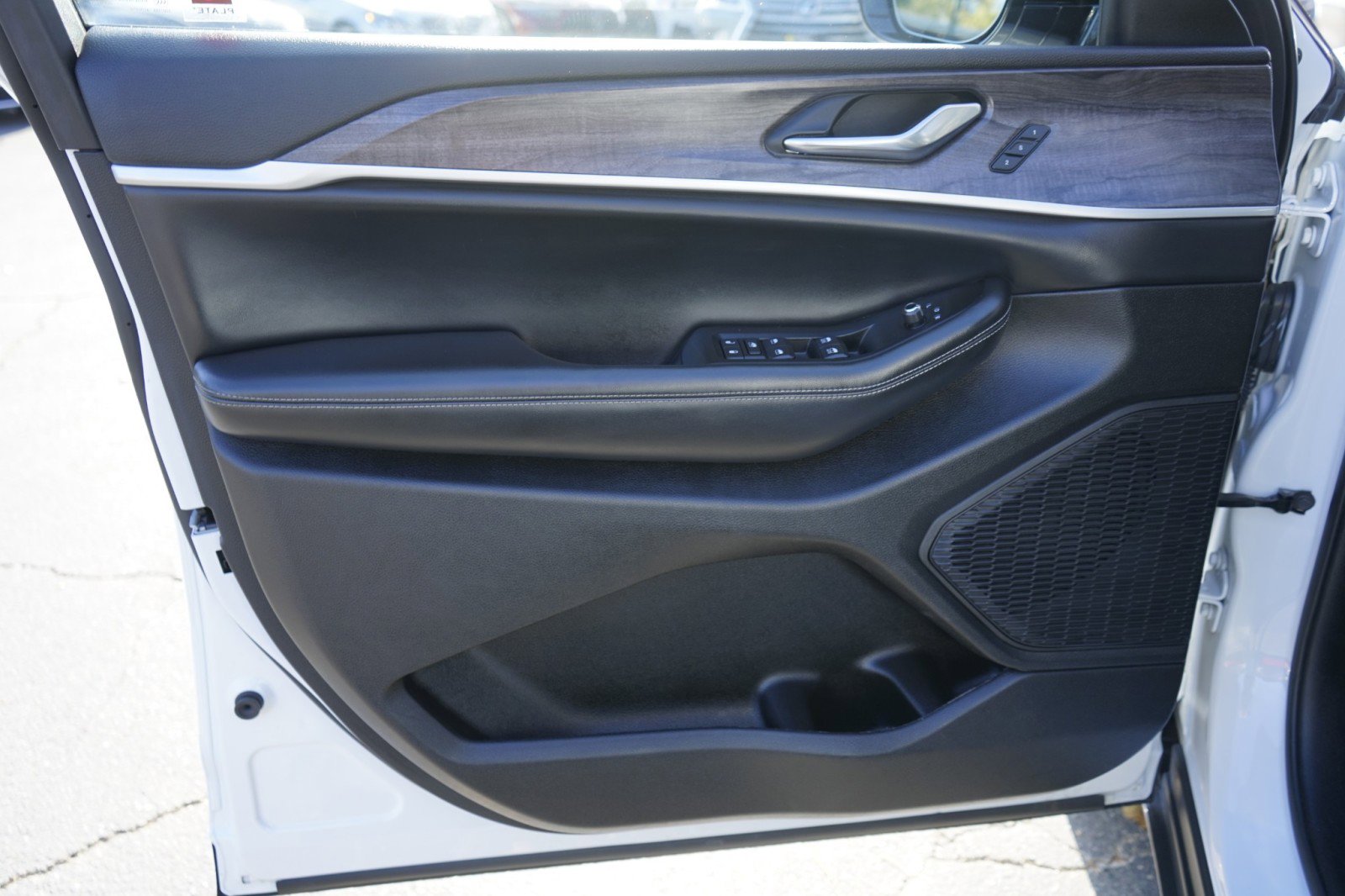 Used 2023 Jeep Grand Cherokee L Limited w/ Luxury Tech Group II image 27