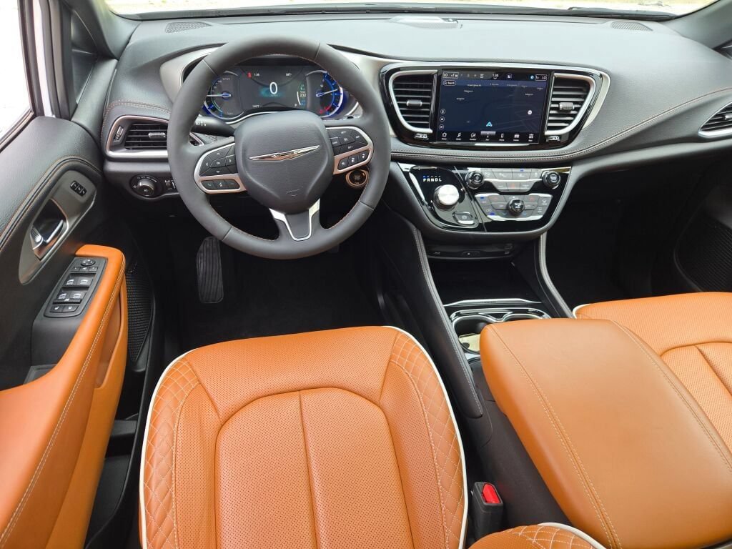 Certified 2024 Chrysler Pacifica Pinnacle FWD image 17