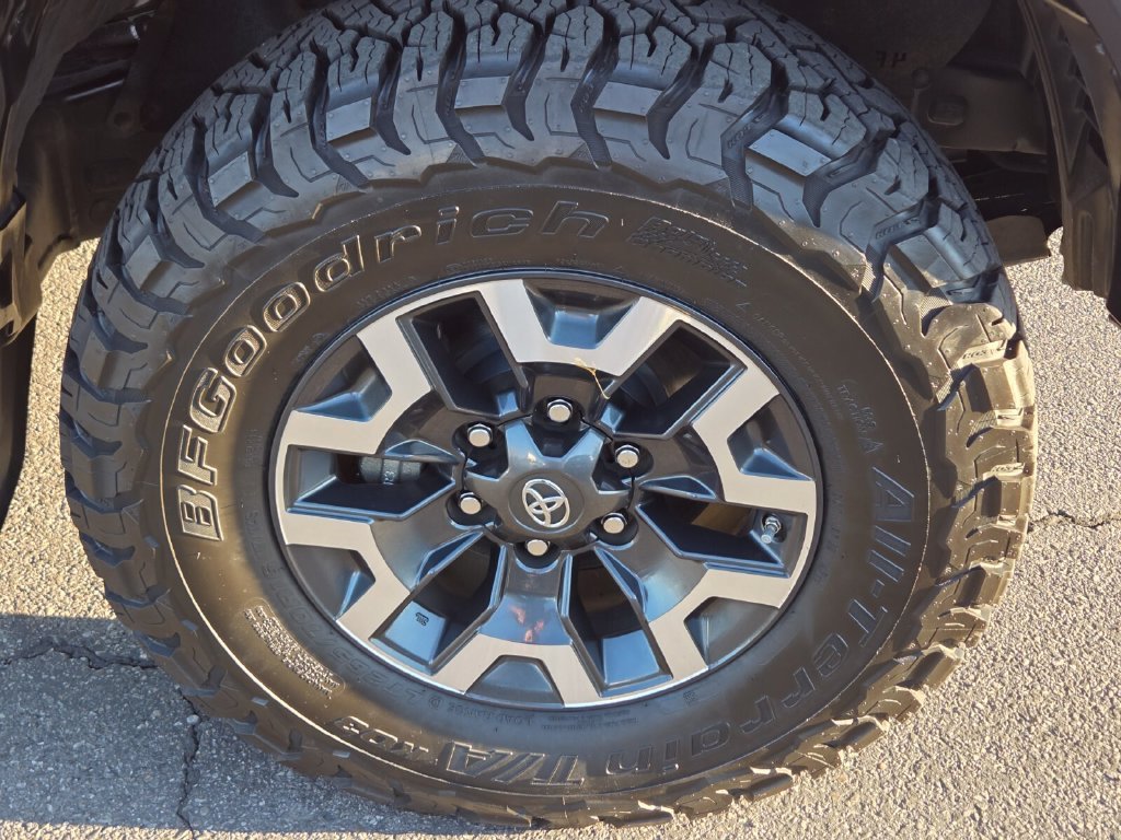 Used 2020 Toyota Tacoma TRD Off-Road AWD/4WD image 9