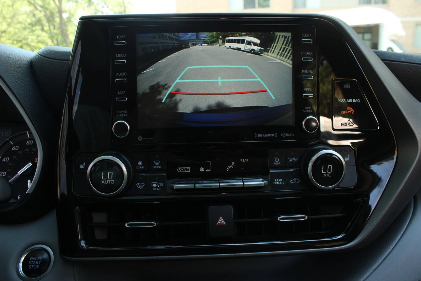 Used 2021 Toyota Highlander XLE AWD/4WD image 35