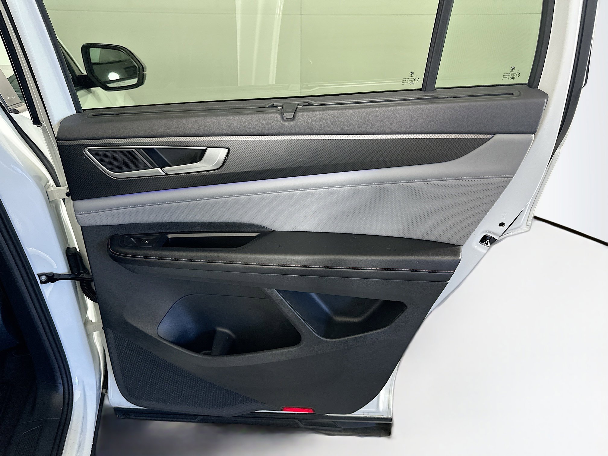 Used 2024 Volkswagen Atlas Peak Edition SE image 33