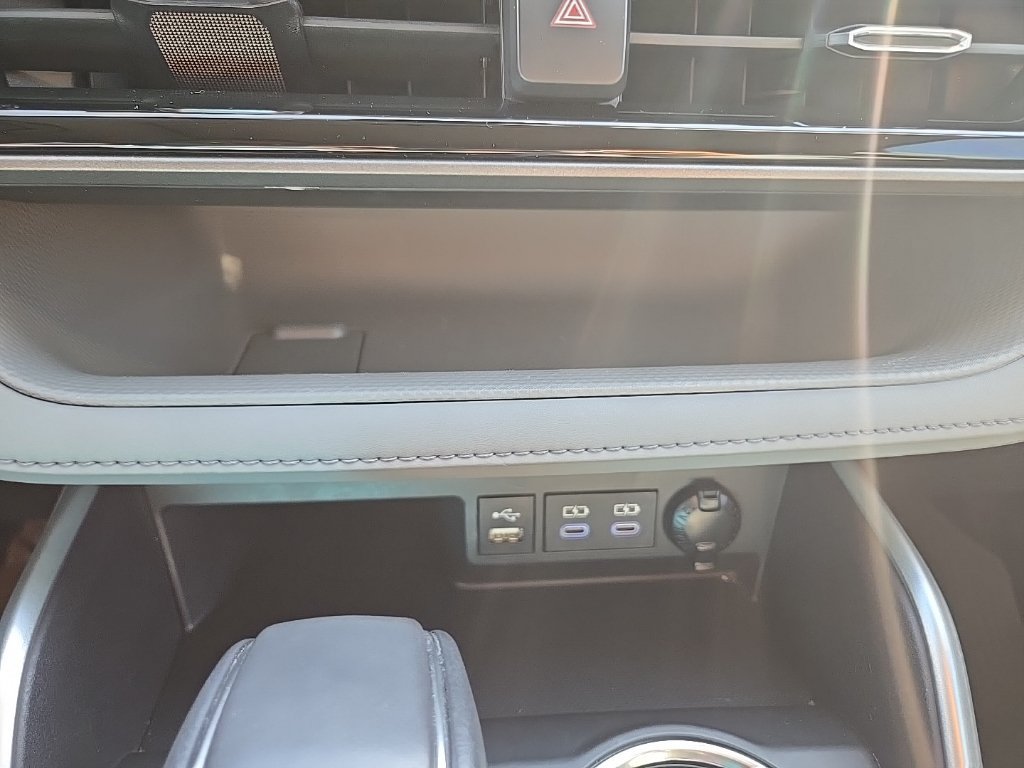 Used 2022 Toyota Highlander XLE FWD image 19