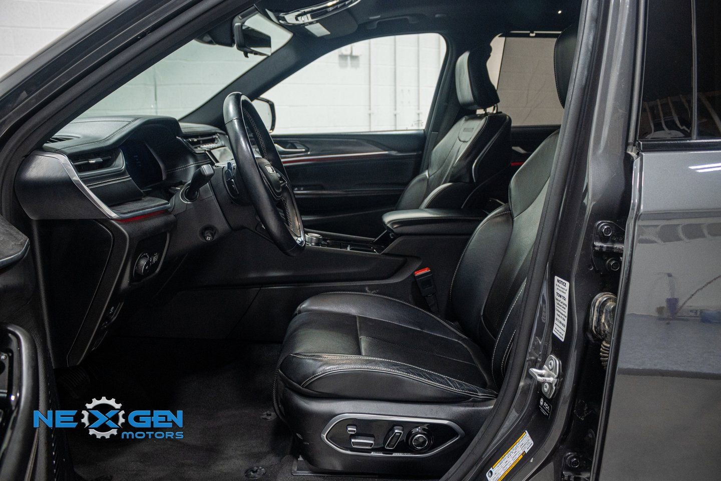 Used 2021 Jeep Grand Cherokee L Overland w/ Luxury Tech Group IV AWD/4WD image 12