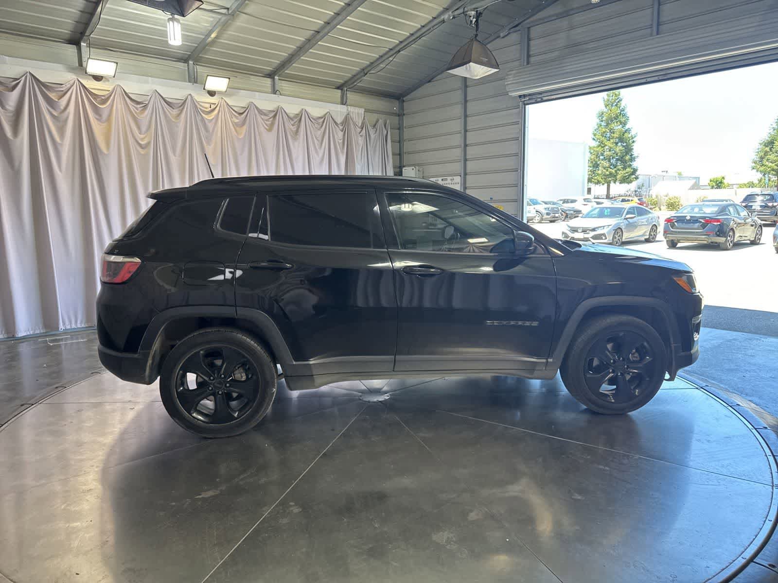 Used 2018 Jeep Compass Latitude w/ Popular Equipment Group FWD image 3
