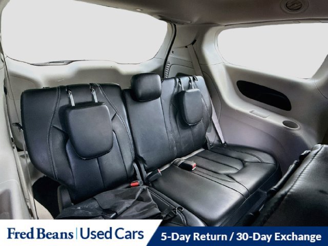 Used 2023 Chrysler Pacifica Touring-L FWD image 32