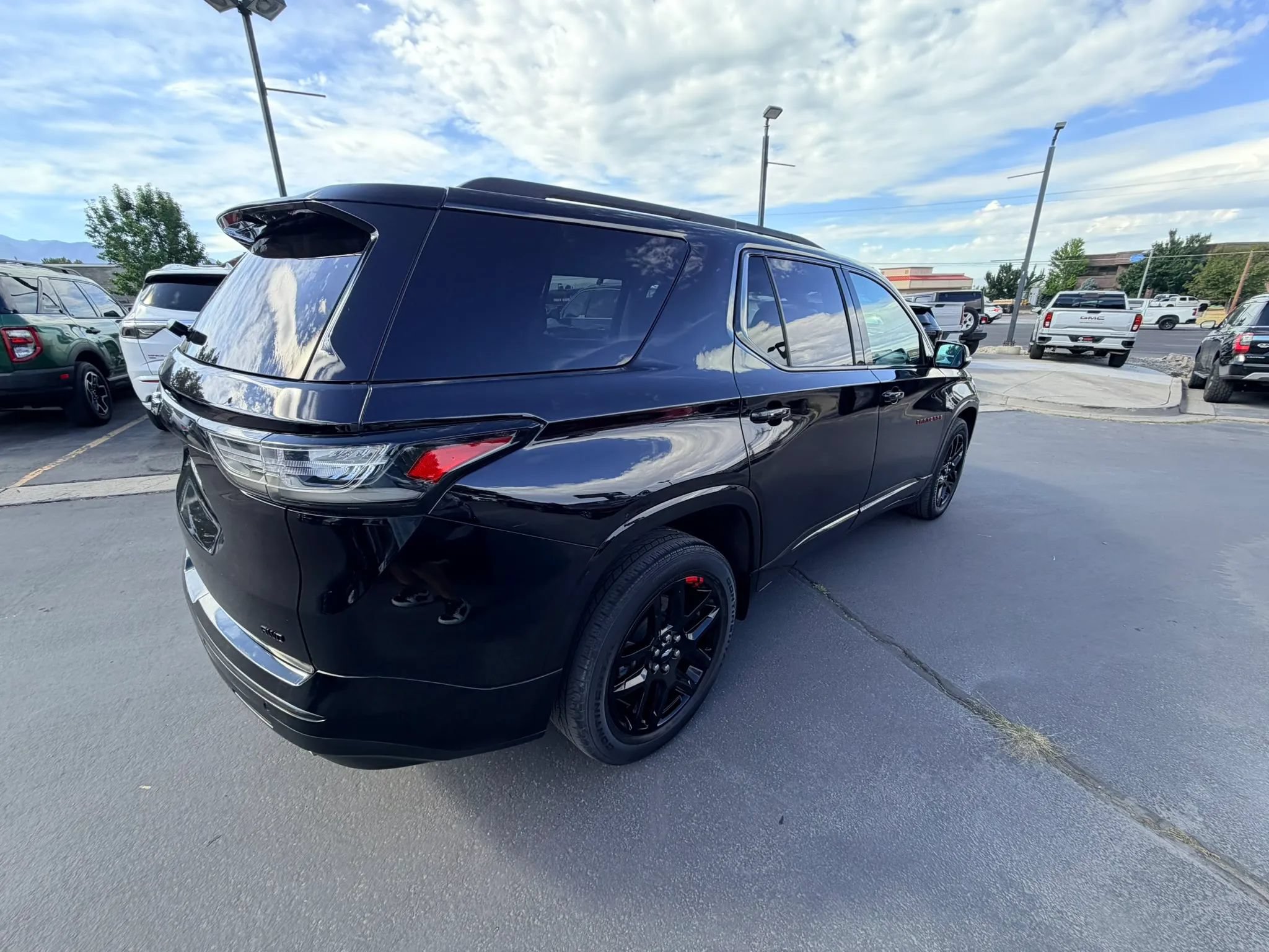 Used 2021 Chevrolet Traverse Premier w/ Redline Edition AWD/4WD image 4