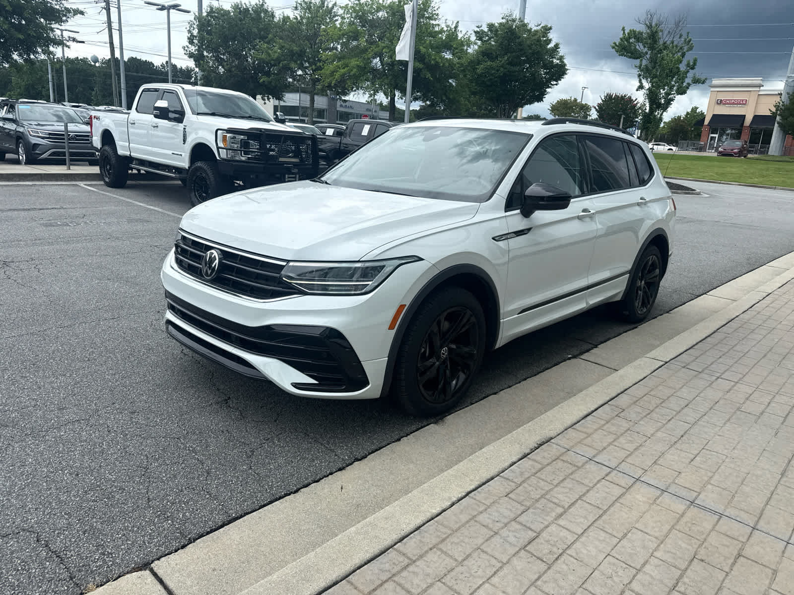 Certified 2023 Volkswagen Tiguan SE R-Line FWD image 4