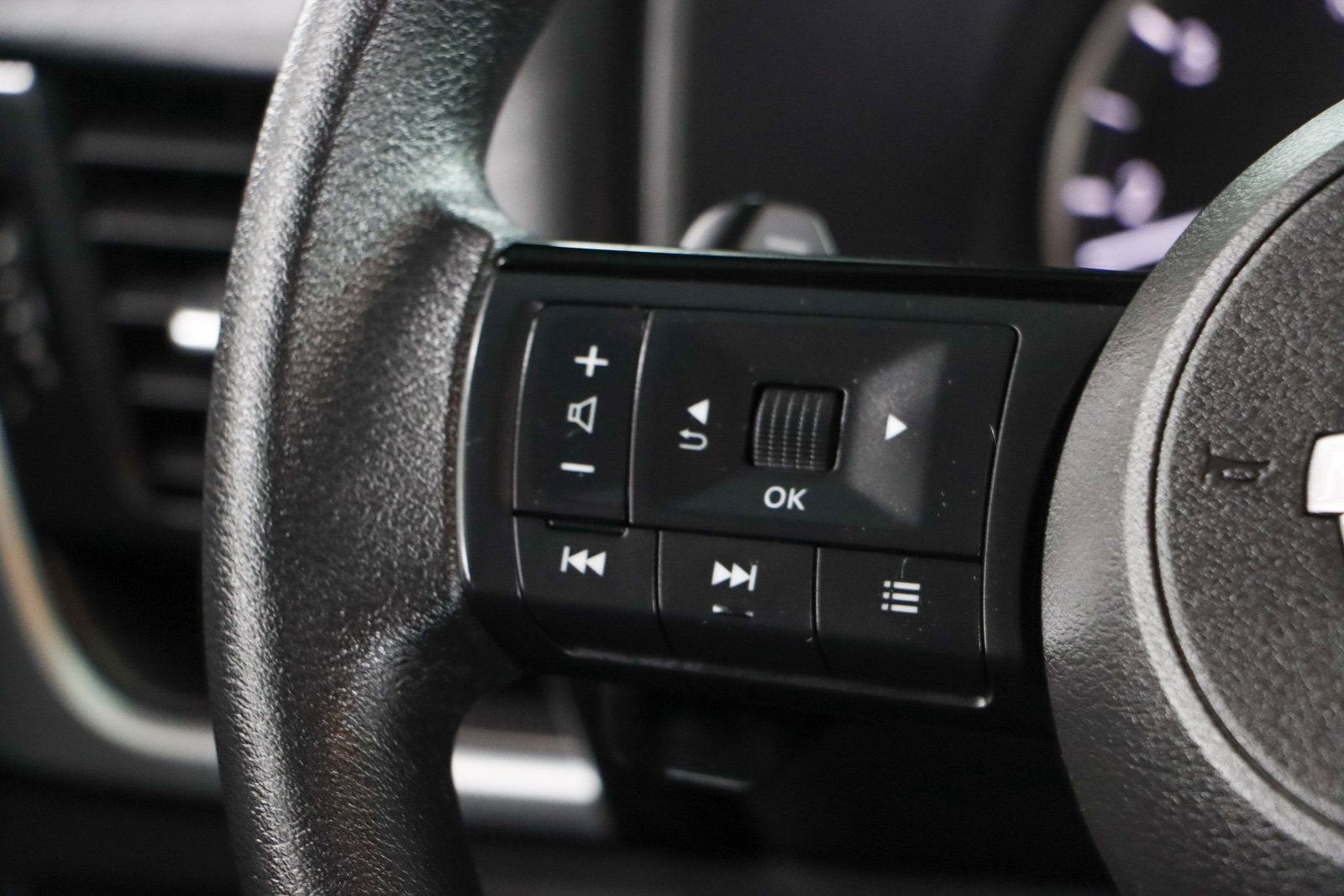 Used 2023 Nissan Rogue SV image 13