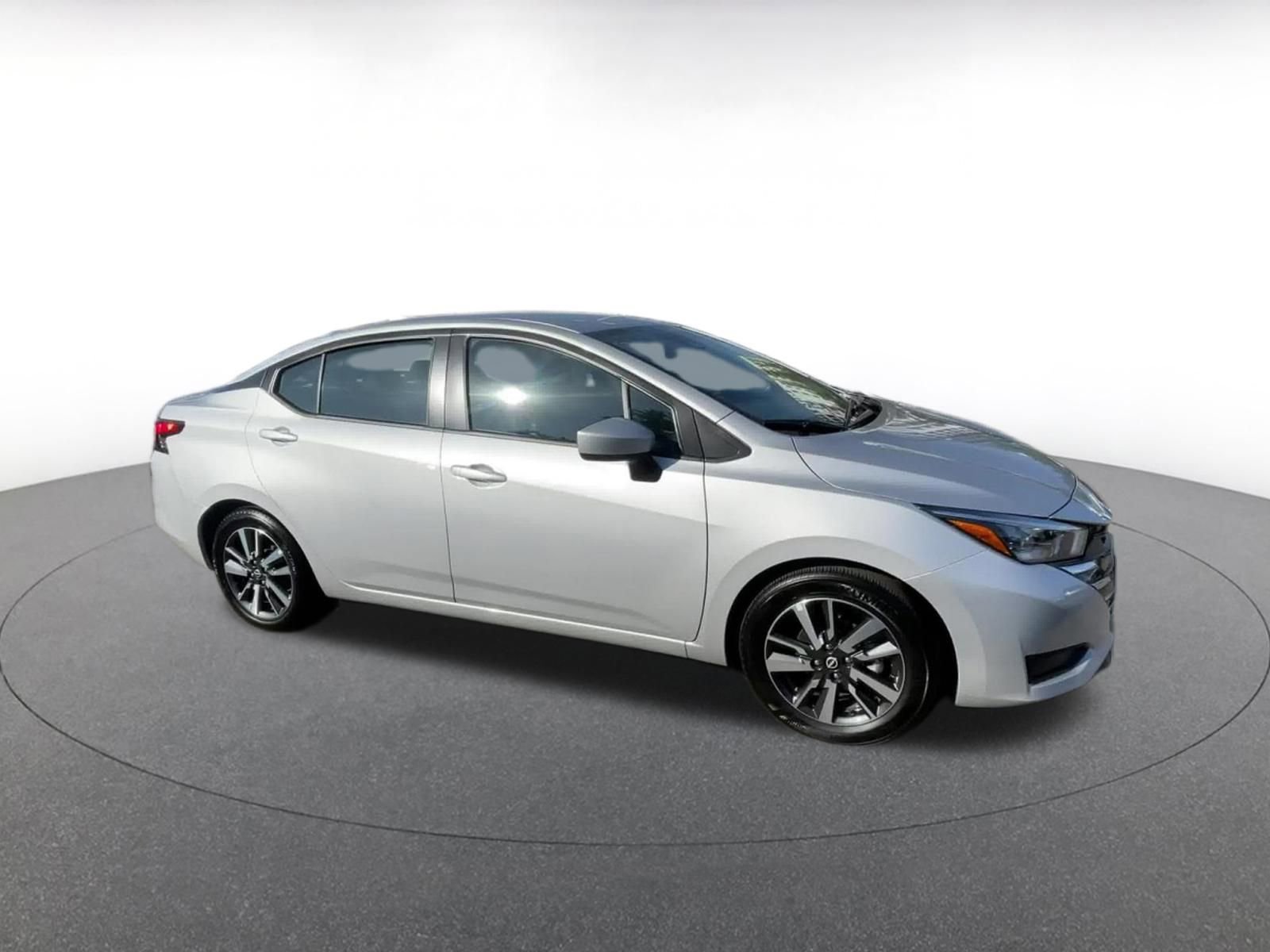 Used 2025 Nissan Versa SV image 2