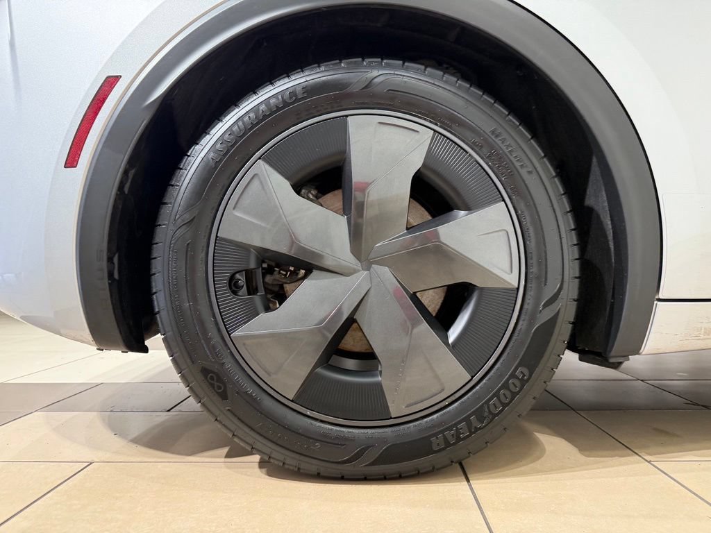 Certified 2025 Toyota Prius LE FWD image 9
