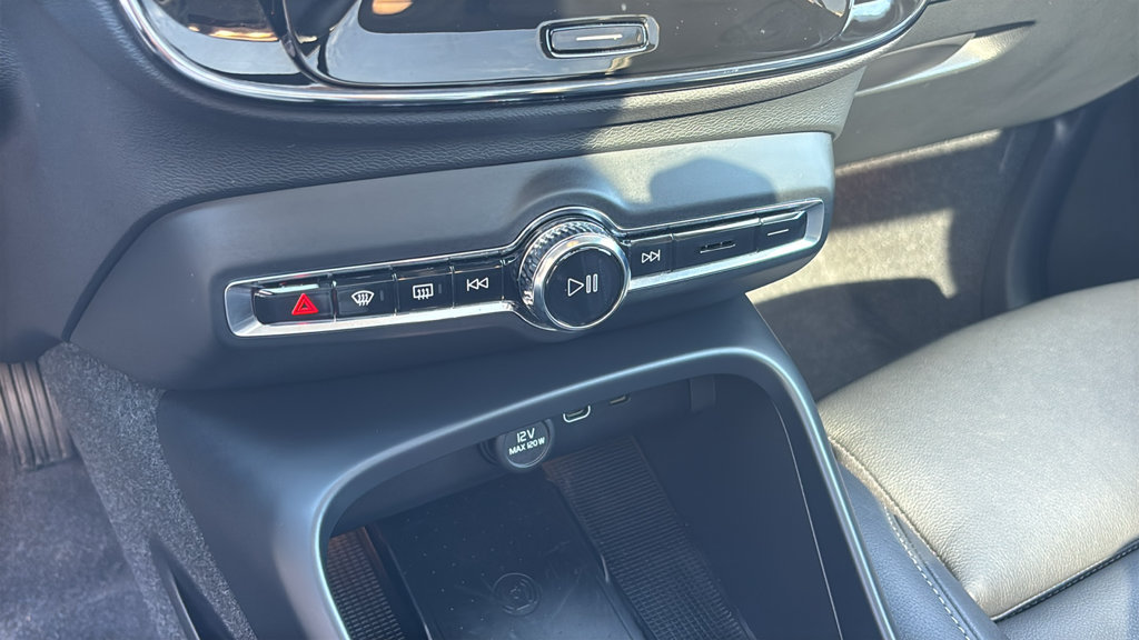 Certified 2024 Volvo XC40 B5 Plus w/ Climate Package AWD/4WD image 22