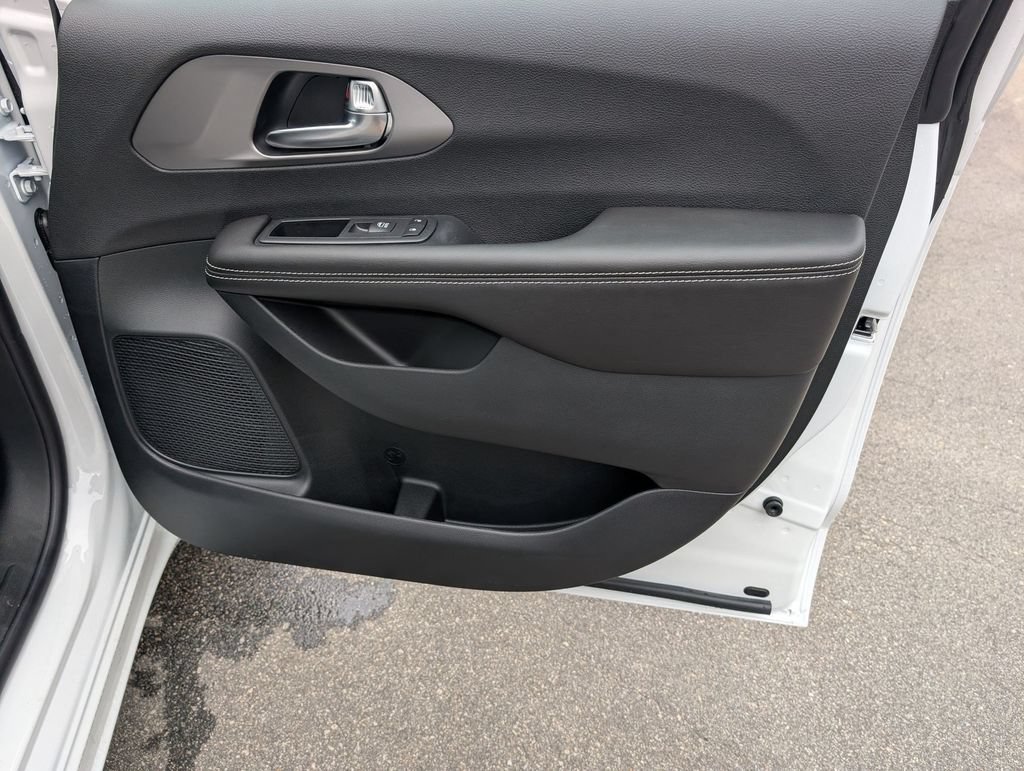 New 2027 Chrysler Pacifica Select FWD image 31