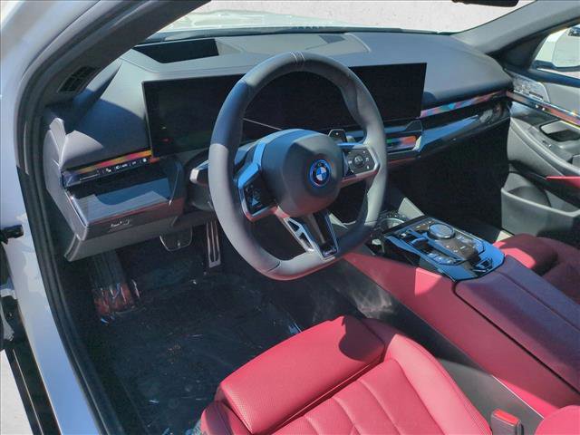 Used 2025 BMW 550e xDrive w/ Premium Package image 10