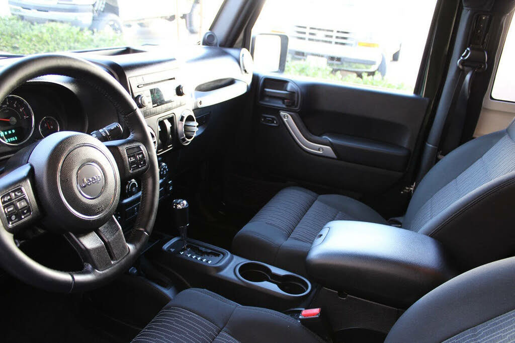 Used 2011 Jeep Wrangler Sahara w/ Connectivity Group AWD/4WD image 32