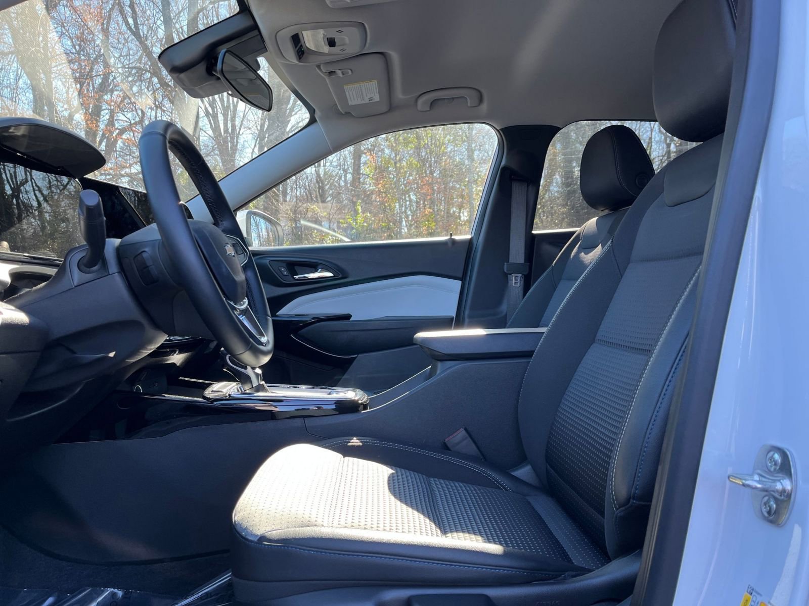 Used 2025 Chevrolet Trax LT w/ LT Convenience Package image 24