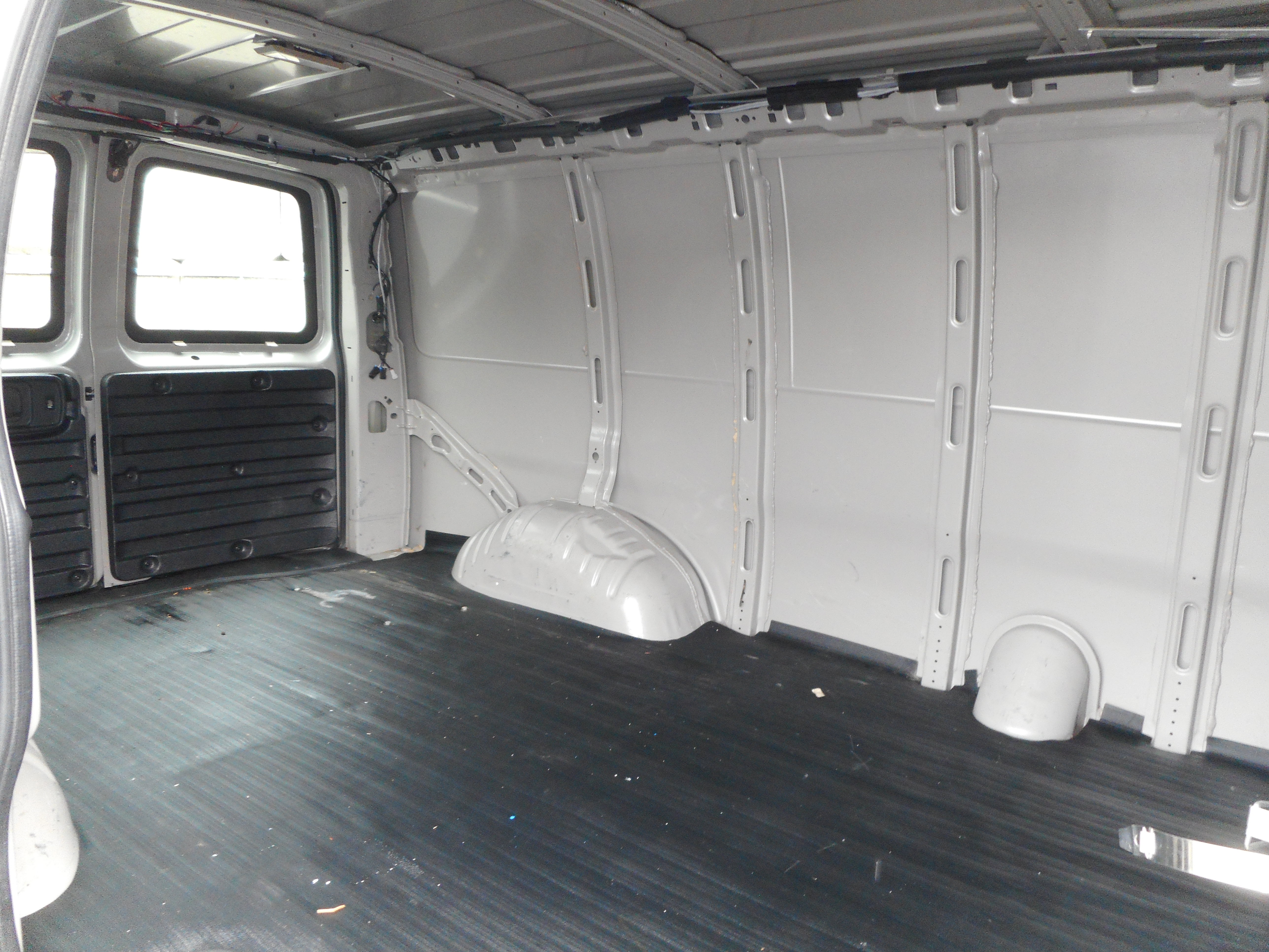 Used 2006 Chevrolet Express 2500 w/ Power and Light Package RWD image 17