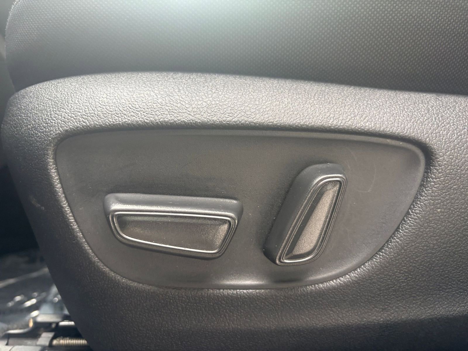 Used 2025 Toyota Highlander LE FWD image 23