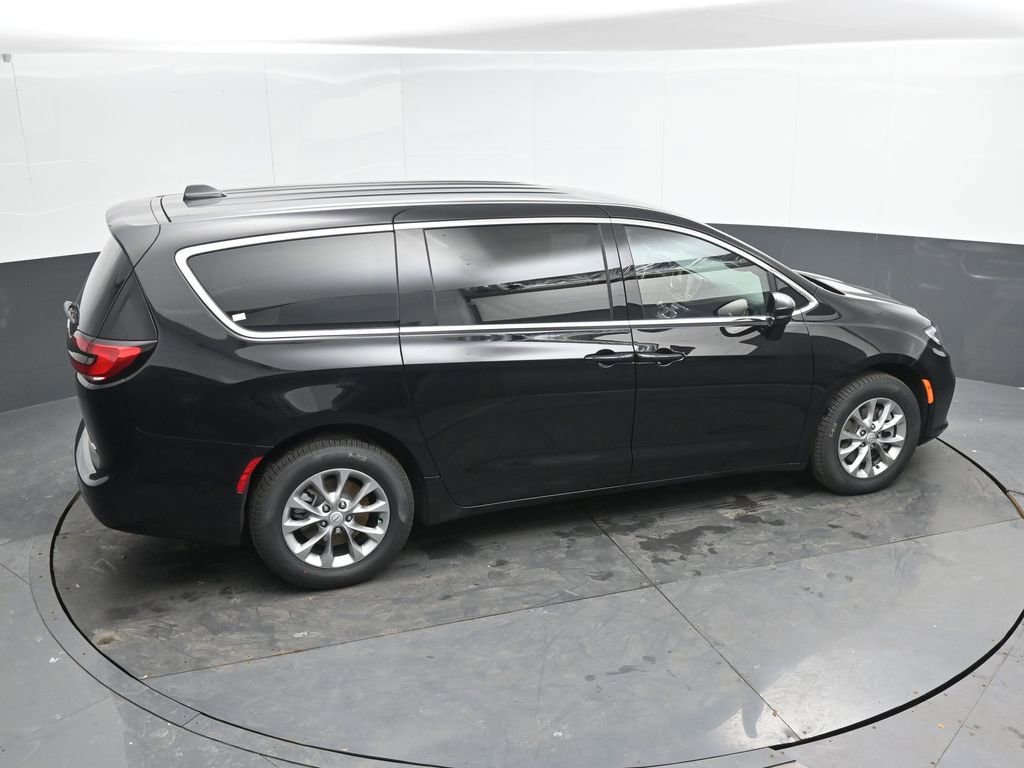 New 2026 Chrysler Pacifica Select AWD/4WD image 32
