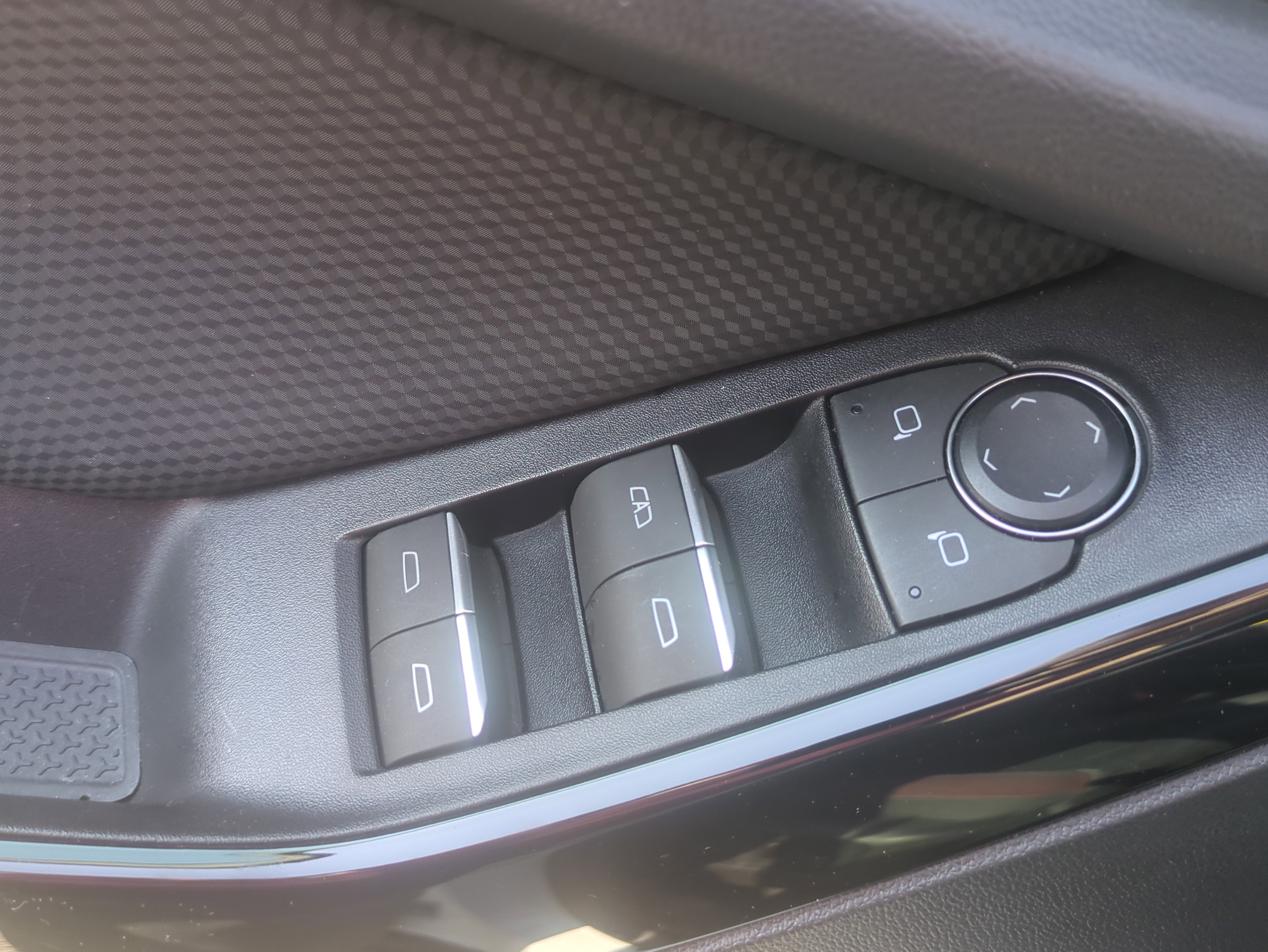 Used 2025 Chevrolet Equinox RS w/ Safety and Technology Package image 9