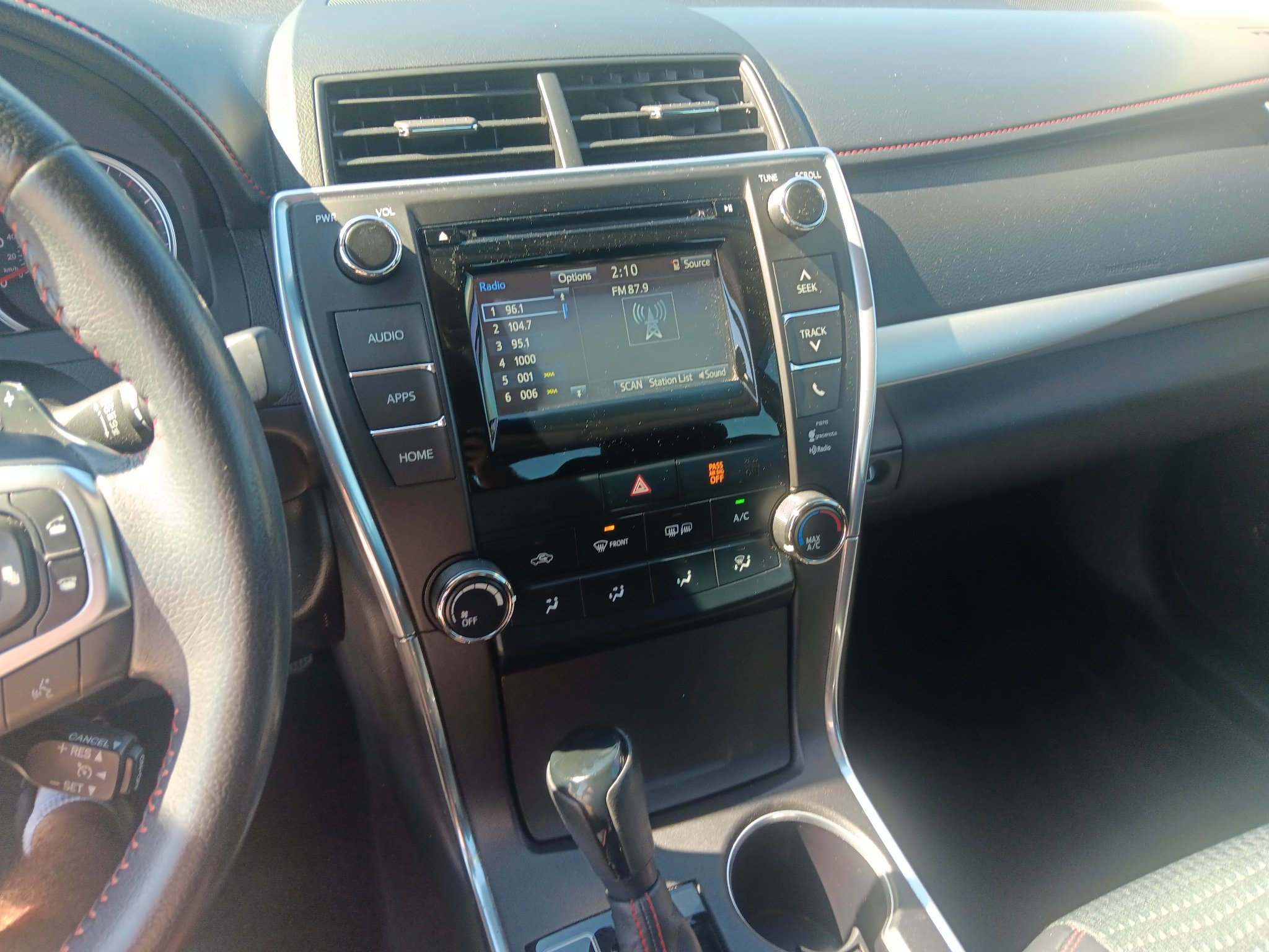 Used 2015 Toyota Camry SE FWD image 16