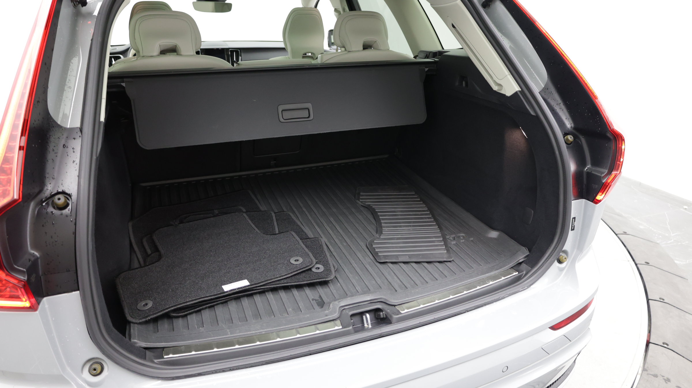 Used 2024 Volvo XC60 B5 Plus AWD/4WD image 29