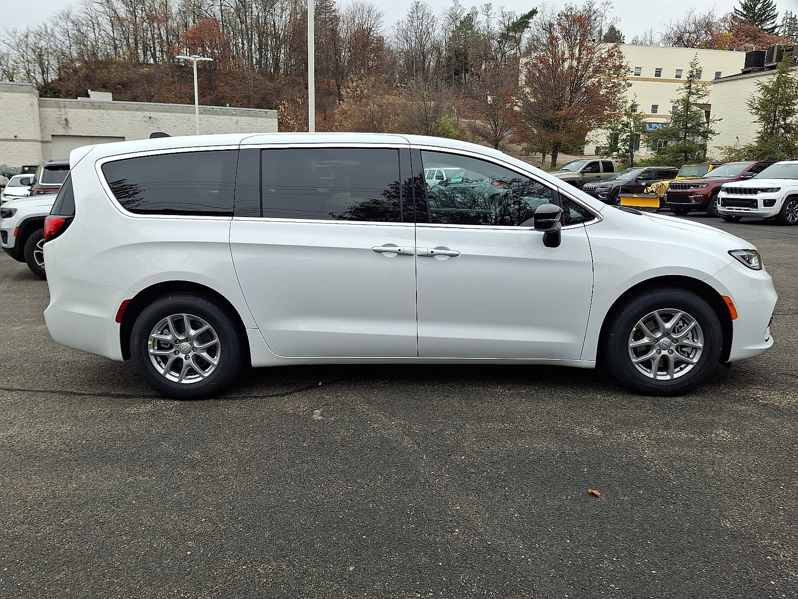New 2026 Chrysler Pacifica Select image 7