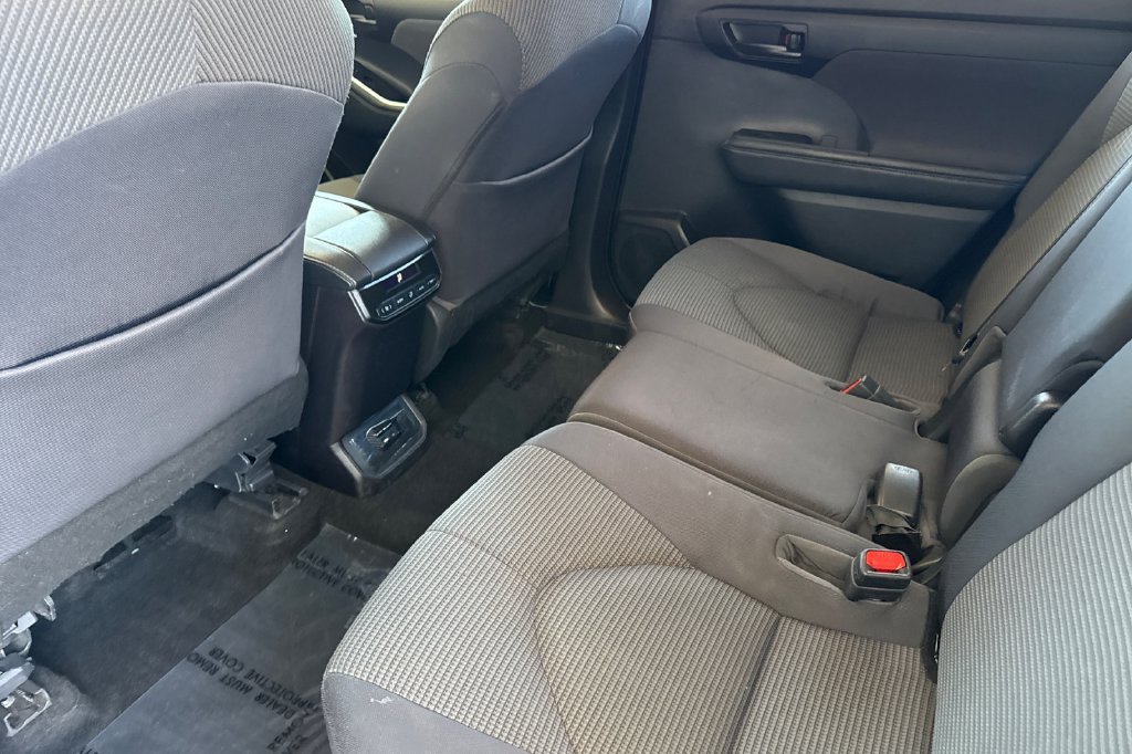 Used 2023 Toyota Highlander L FWD image 11