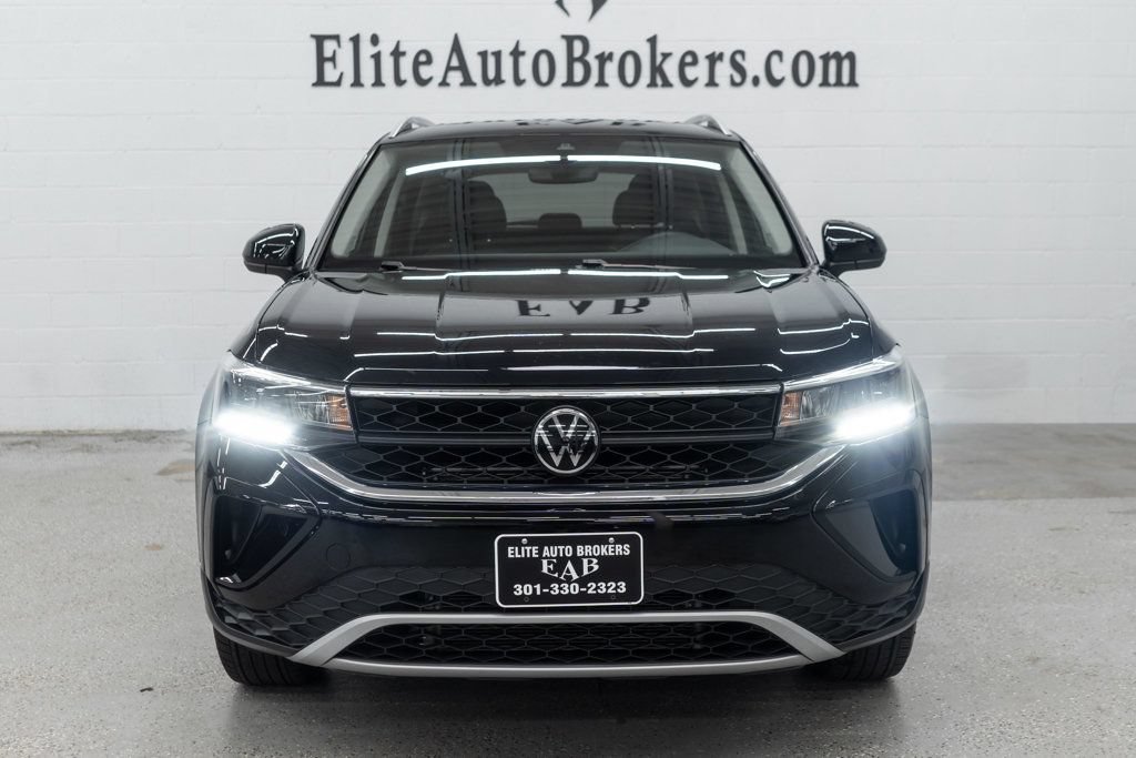 Used 2023 Volkswagen Taos SE w/ Panoramic Sunroof Package AWD/4WD image 3