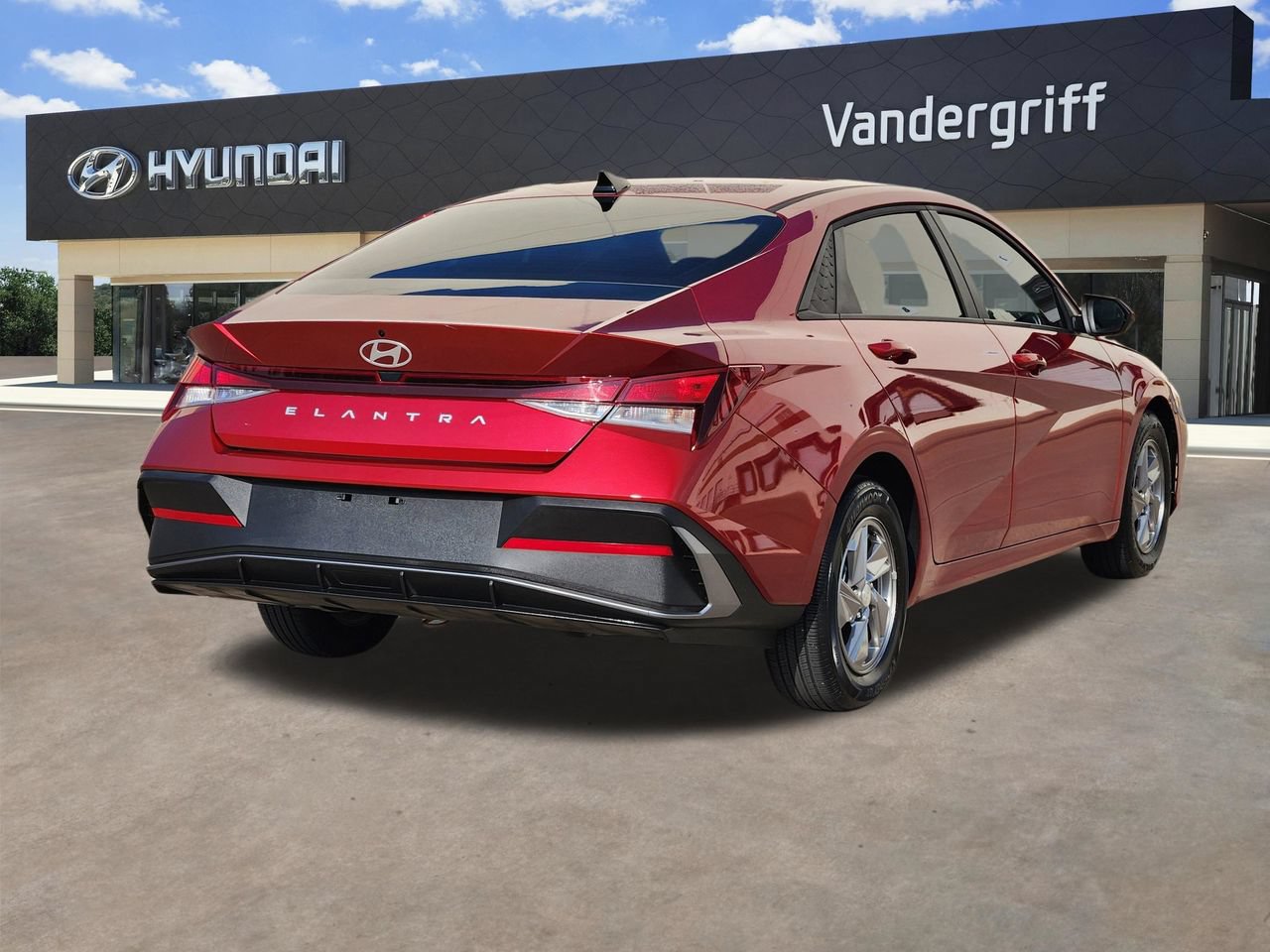 Used 2025 Hyundai Elantra SE w/ Cargo Package FWD image 4