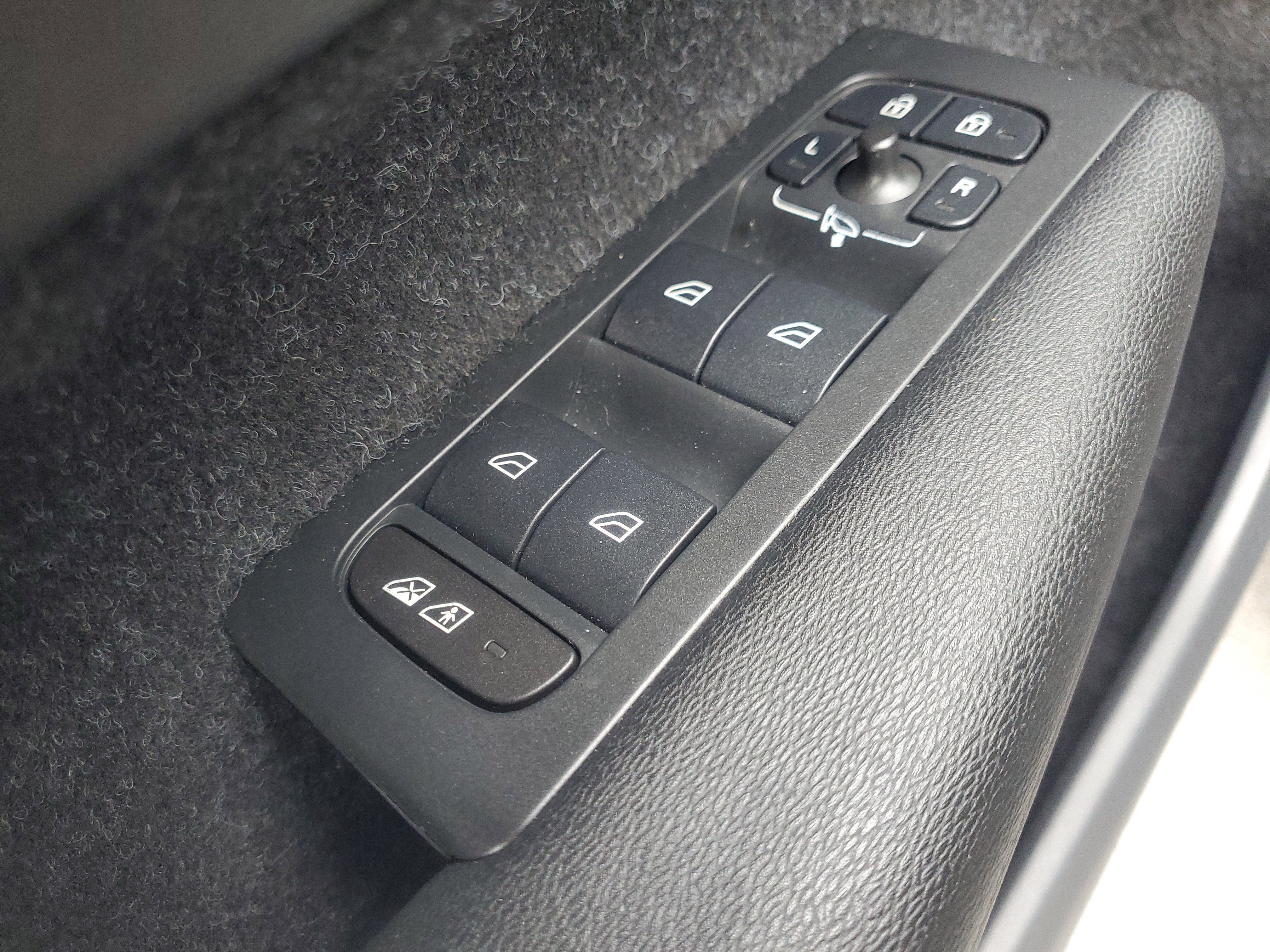 Used 2021 Volvo XC40 T4 Momentum w/ Protection Package Premier image 19