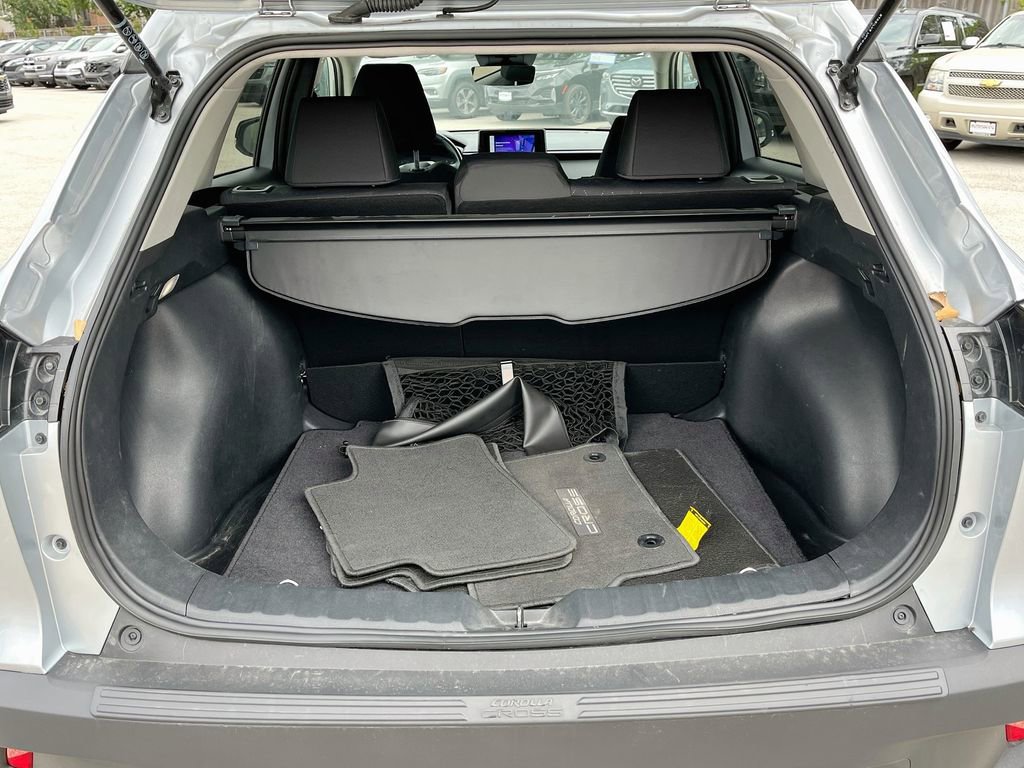 Used 2025 Toyota Corolla Cross LE FWD image 25